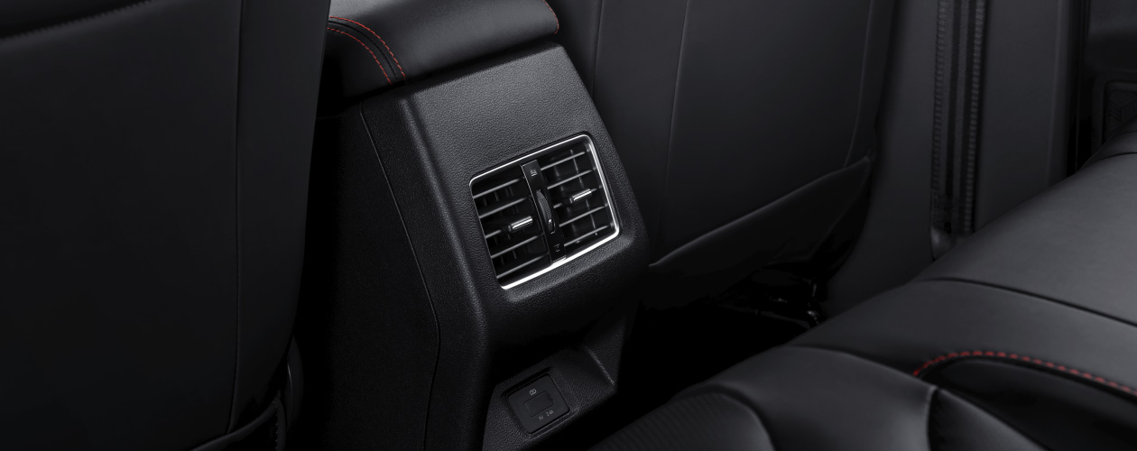 Salida de AC en plazas traseras